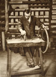 Låsesmed vikle wire ind i fjedre, fra Wonderful London, udgivet 1926-27 (fotogravure)
